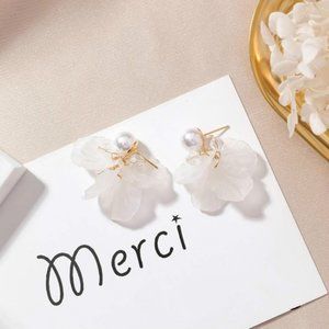 ✨NEW! ✨White Petal Cluster w/ Pearl Stud Earrings!